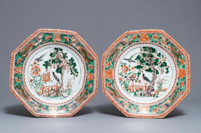 Een paar octagonale Chinese famille verte schotels met vogels en feniksen, Kangxi
