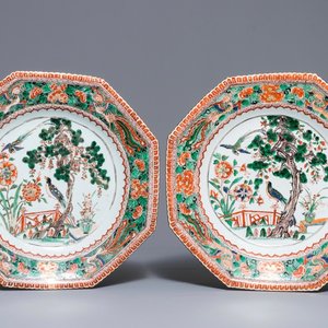 Een paar octagonale Chinese famille verte schotels met vogels en feniksen, Kangxi — foto 1