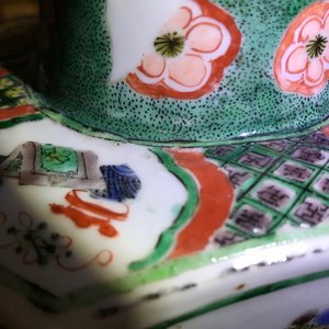Een paar octagonale Chinese famille verte vazen met vogels en bloemen, Kangxi — foto 15