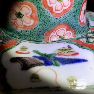 Een paar octagonale Chinese famille verte vazen met vogels en bloemen, Kangxi — foto 16
