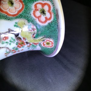 Een paar octagonale Chinese famille verte vazen met vogels en bloemen, Kangxi — foto 22