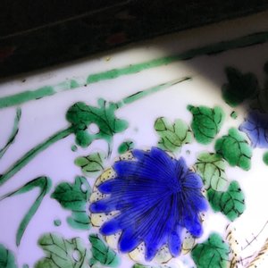 Een paar octagonale Chinese famille verte vazen met vogels en bloemen, Kangxi — foto 23