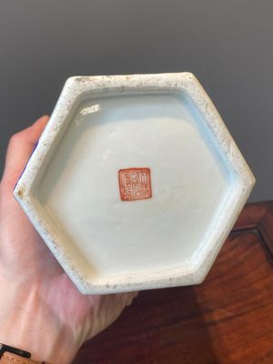 Een paar ongewone Chinese famille rose hoedensteunen met 'Acht Onsterfelijken' op een blauwe fondkleur, Tongzhi merk en periode. — foto 16