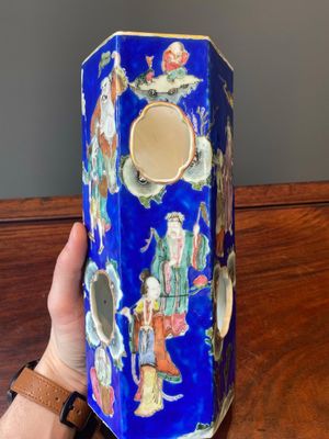 Een paar ongewone Chinese famille rose hoedensteunen met 'Acht Onsterfelijken' op een blauwe fondkleur, Tongzhi merk en periode. — foto 20