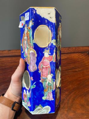 Een paar ongewone Chinese famille rose hoedensteunen met 'Acht Onsterfelijken' op een blauwe fondkleur, Tongzhi merk en periode. — foto 22
