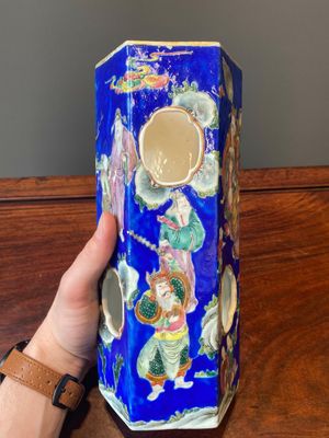 Een paar ongewone Chinese famille rose hoedensteunen met 'Acht Onsterfelijken' op een blauwe fondkleur, Tongzhi merk en periode. — foto 24