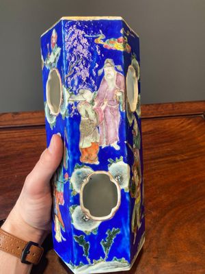 Een paar ongewone Chinese famille rose hoedensteunen met 'Acht Onsterfelijken' op een blauwe fondkleur, Tongzhi merk en periode. — foto 25