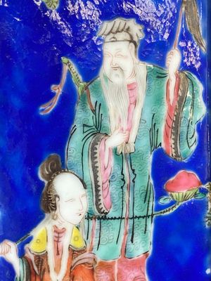 Een paar ongewone Chinese famille rose hoedensteunen met 'Acht Onsterfelijken' op een blauwe fondkleur, Tongzhi merk en periode. — foto 27