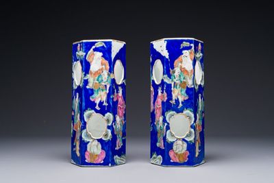 Een paar ongewone Chinese famille rose hoedensteunen met 'Acht Onsterfelijken' op een blauwe fondkleur, Tongzhi merk en periode. — foto 3
