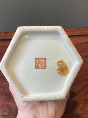 Een paar ongewone Chinese famille rose hoedensteunen met 'Acht Onsterfelijken' op een blauwe fondkleur, Tongzhi merk en periode. — foto 34