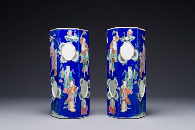 Een paar ongewone Chinese famille rose hoedensteunen met 'Acht Onsterfelijken' op een blauwe fondkleur, Tongzhi merk en periode. — foto 4