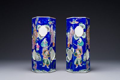 Een paar ongewone Chinese famille rose hoedensteunen met 'Acht Onsterfelijken' op een blauwe fondkleur, Tongzhi merk en periode. — foto 6