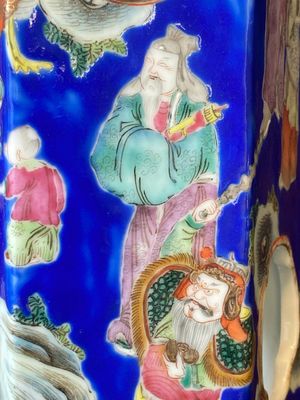 Een paar ongewone Chinese famille rose hoedensteunen met 'Acht Onsterfelijken' op een blauwe fondkleur, Tongzhi merk en periode. — foto 10