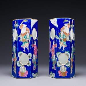 Een paar ongewone Chinese famille rose hoedensteunen met 'Acht Onsterfelijken' op een blauwe fondkleur, Tongzhi merk en periode. — foto 3