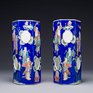 Een paar ongewone Chinese famille rose hoedensteunen met 'Acht Onsterfelijken' op een blauwe fondkleur, Tongzhi merk en periode. — foto 4