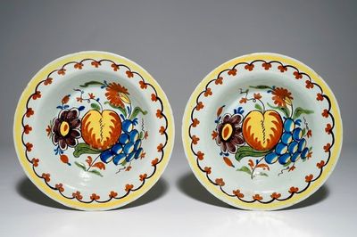 Een paar ongewone Delftse diepe borden met fruitdecor, 18e eeuw