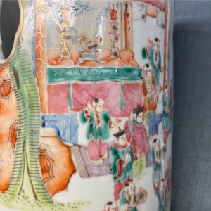 Een paar opengewerkte Chinese famille rose '100 jongens' hoedensteunen, Qianlong merk, 19e eeuw — foto 12