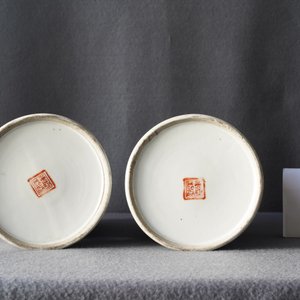 Een paar opengewerkte Chinese famille rose '100 jongens' hoedensteunen, Qianlong merk, 19e eeuw — foto 19