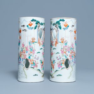 Een paar opengewerkte Chinese famille rose '100 jongens' hoedensteunen, Qianlong merk, 19e eeuw — foto 2