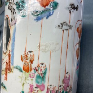 Een paar opengewerkte Chinese famille rose '100 jongens' hoedensteunen, Qianlong merk, 19e eeuw — foto 8