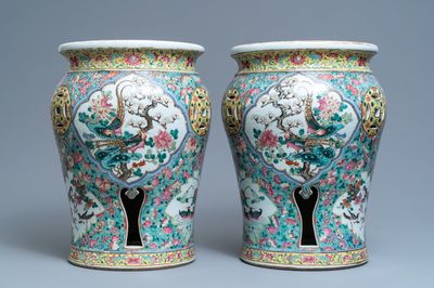 Een paar opengewerkte Chinese famille rose tuinzitten, 19e eeuw
