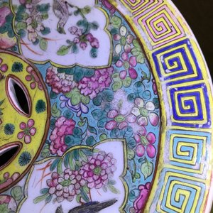 Een paar opengewerkte Chinese famille rose tuinzitten, 19e eeuw — foto 11