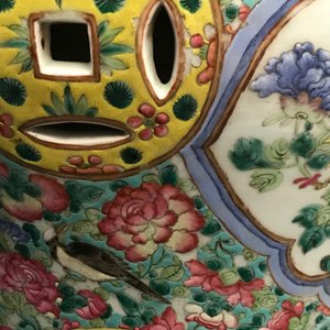 Een paar opengewerkte Chinese famille rose tuinzitten, 19e eeuw — foto 22