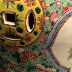 Een paar opengewerkte Chinese famille rose tuinzitten, 19e eeuw — foto 28