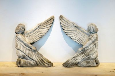 Een paar plaasteren afgietsels en pendant van Isis, Egyptische godin, 19/20e eeuw, Brugge