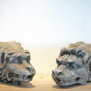 Een paar plaasteren koppen van gargouilles, 19/20e eeuw, Brugge — foto 2