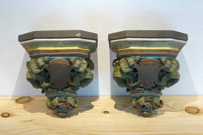 Een paar plaasteren polychrome consoles, 19/20e eeuw, Brugge