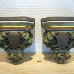 Een paar plaasteren polychrome consoles, 19/20e eeuw, Brugge — foto 1
