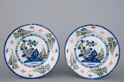 Een paar polychrome borden in Engelse Delftware, Londen, 18e eeuw