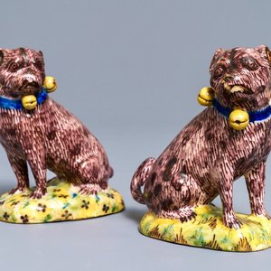 Een paar polychrome Brussels aardewerken figuren van mopshonden, 2e helft 18e eeuw — foto 1