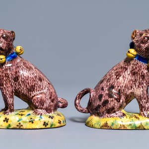 Een paar polychrome Brussels aardewerken figuren van mopshonden, 2e helft 18e eeuw — foto 2