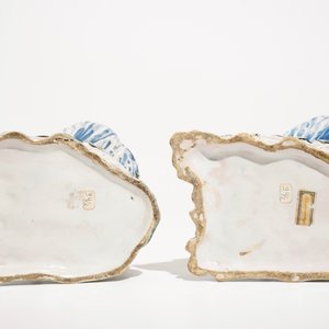 Een paar polychrome Brussels aardewerken kandelaars in de vorm van Chinese figuren, ca. 1800 — foto 8