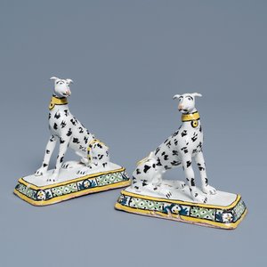 Een paar polychrome Brussels aardewerken modellen van windhonden, ca. 1800 — foto 1