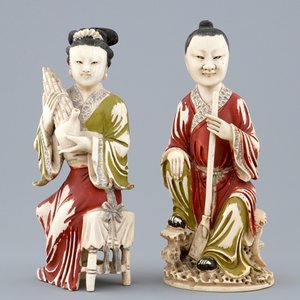 Een paar polychrome Chinese ivoren figuren van muzikanten, ca. 1900 — foto 2