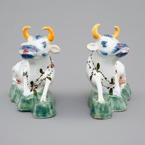 Een paar polychrome Delfts aardewerken koeien, 18e eeuw — foto 5