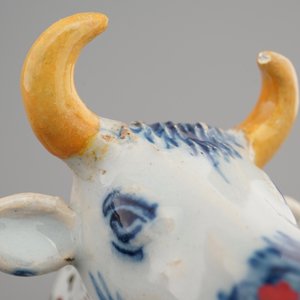 Een paar polychrome Delfts aardewerken koeien, 18e eeuw — foto 8