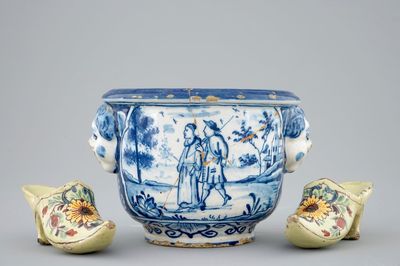 Een paar polychrome Delfts aardewerken schoentjes, 18e eeuw en een blauw-wit kommetje