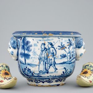 Een paar polychrome Delfts aardewerken schoentjes, 18e eeuw en een blauw-wit kommetje — foto 1