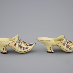 Een paar polychrome Delfts aardewerken schoentjes, 18e eeuw en een blauw-wit kommetje — foto 5