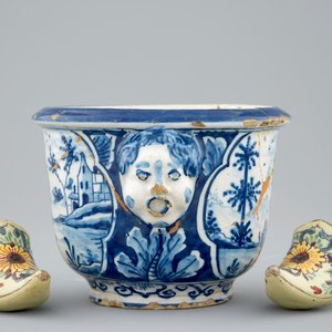 Een paar polychrome Delfts aardewerken schoentjes, 18e eeuw en een blauw-wit kommetje — foto 9