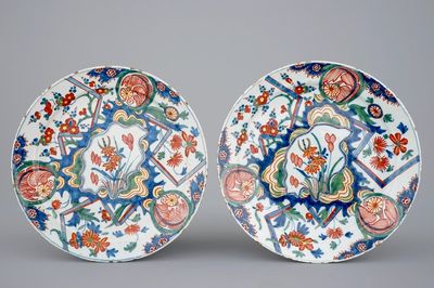 Een paar polychrome Delftse borden met bliksemdecor, eind 17e eeuw