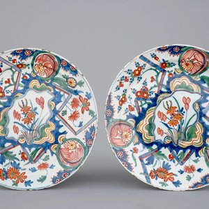 Een paar polychrome Delftse borden met bliksemdecor, eind 17e eeuw — foto 1