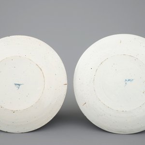 Een paar polychrome Delftse borden met bliksemdecor, eind 17e eeuw — foto 2