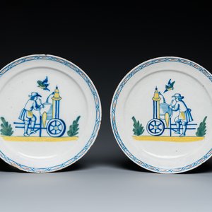 Een paar polychrome Delftse borden met decor van een scharensliep, 18e eeuw — foto 2
