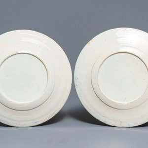 Een paar polychrome Delftse borden met melkdragers en een plaquette in blauw en mangaan, 18e eeuw — foto 3