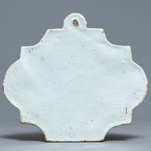 Een paar polychrome Delftse borden met melkdragers en een plaquette in blauw en mangaan, 18e eeuw — foto 5